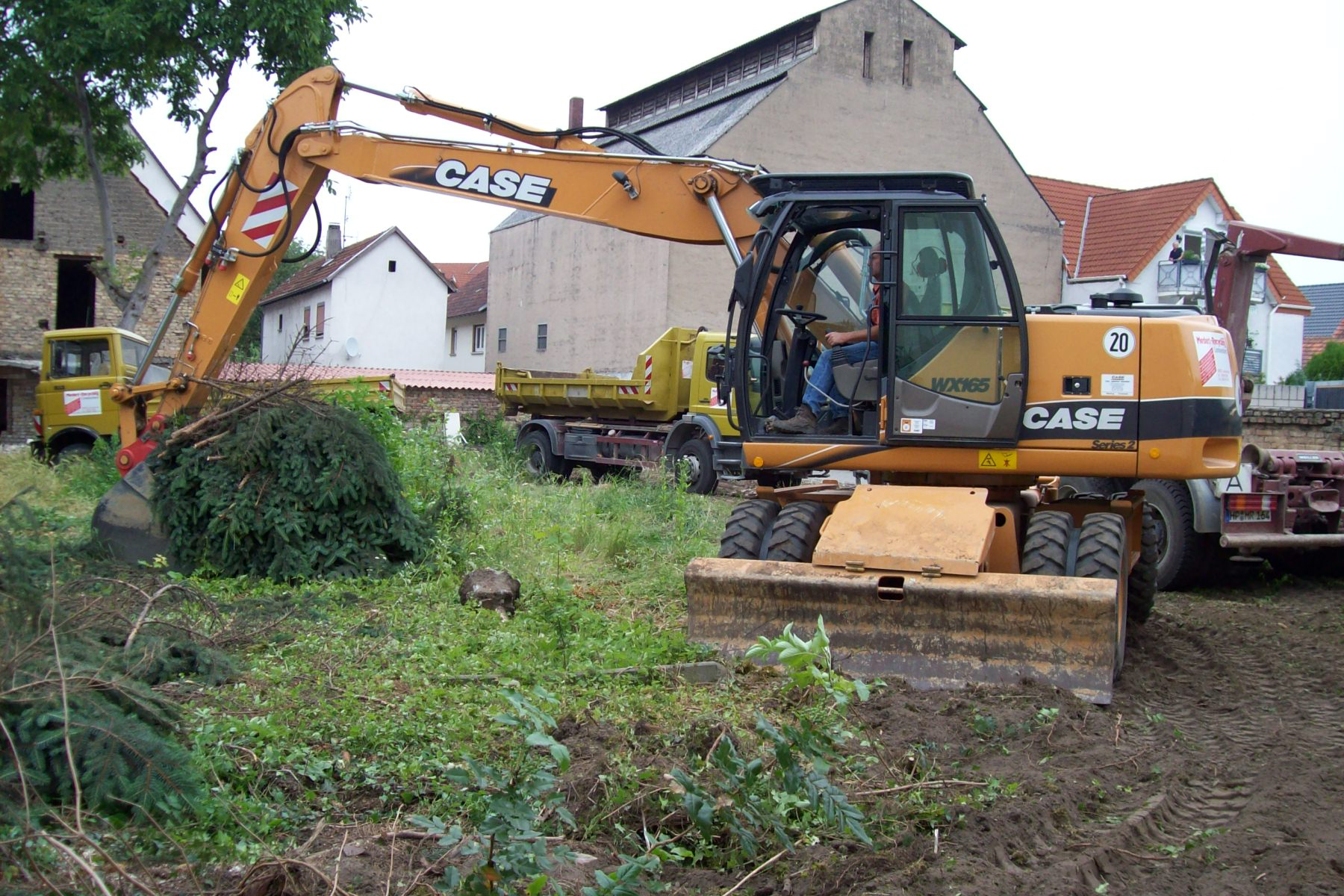 Grunstdücksrodung mit Bagger